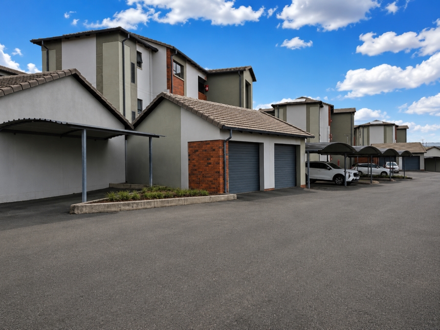 2 Bedroom Property for Sale in Rooihuiskraal North Gauteng