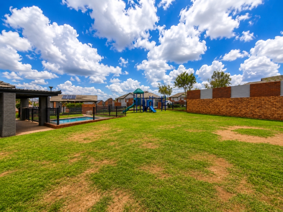 2 Bedroom Property for Sale in Rooihuiskraal North Gauteng