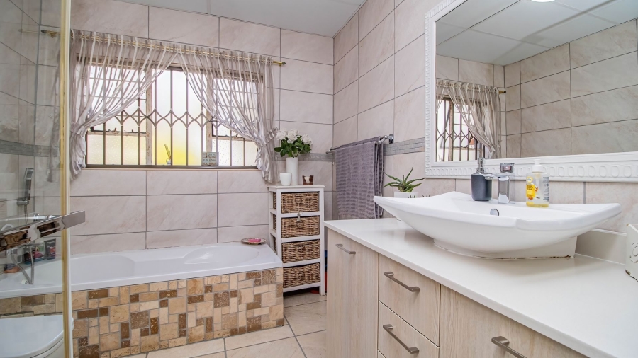 4 Bedroom Property for Sale in Farrarmere Gauteng