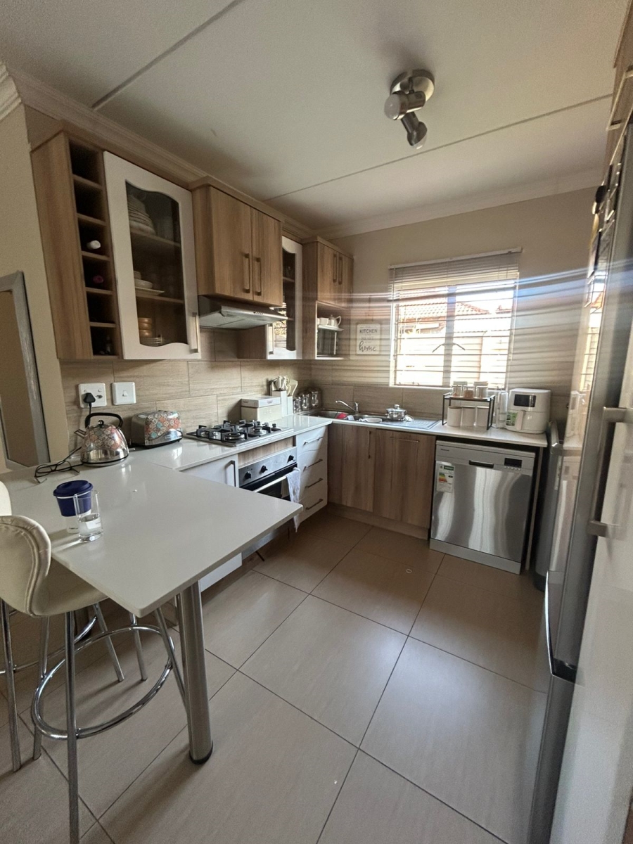 To Let 2 Bedroom Property for Rent in Andeon AH Gauteng