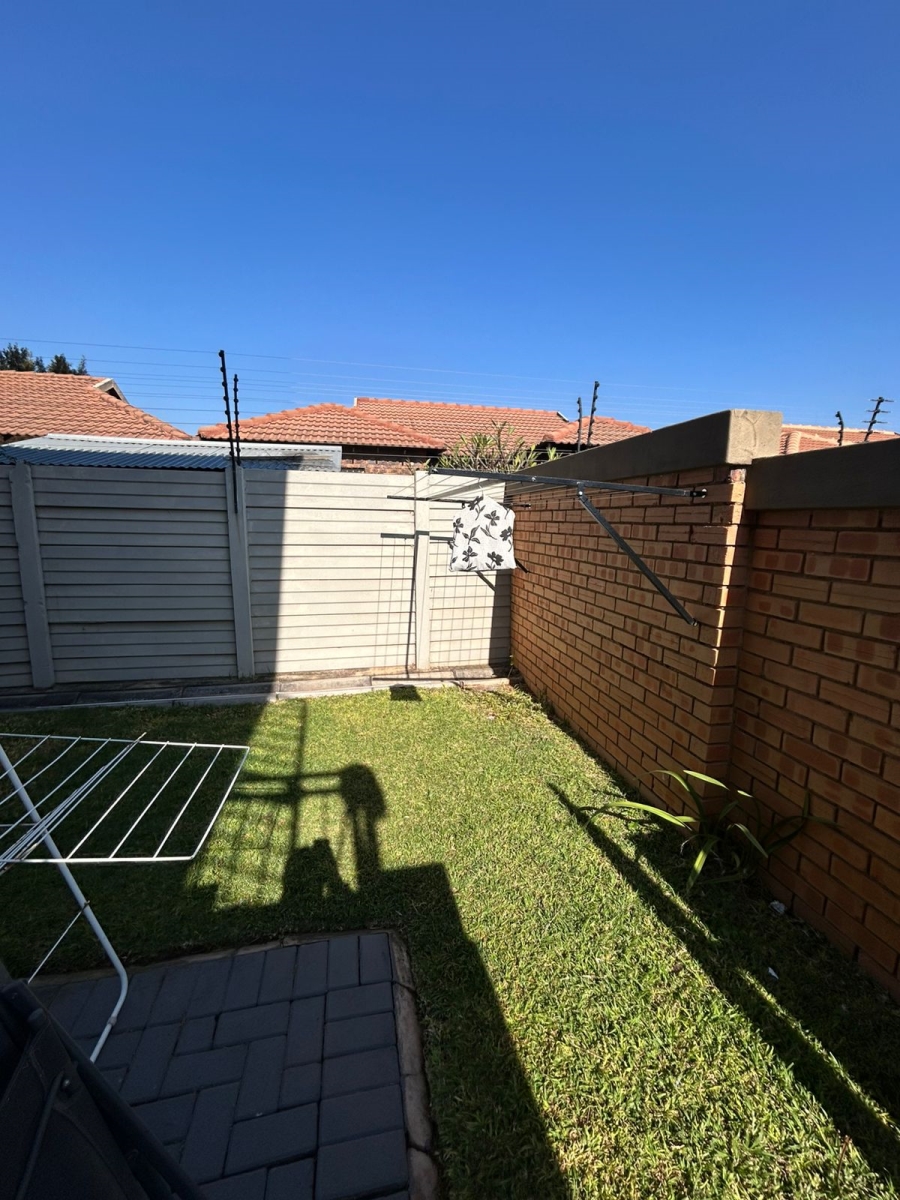 To Let 2 Bedroom Property for Rent in Andeon AH Gauteng