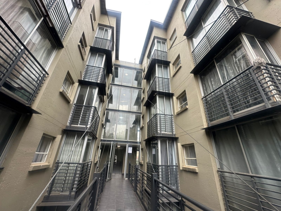 To Let 1 Bedroom Property for Rent in Braamfontein Gauteng