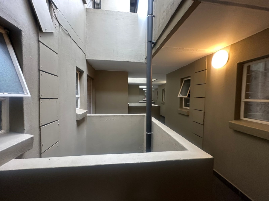 To Let 1 Bedroom Property for Rent in Braamfontein Gauteng