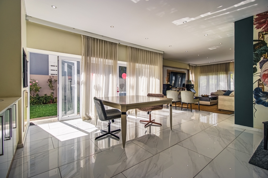5 Bedroom Property for Sale in Glen Eagle Estate Gauteng