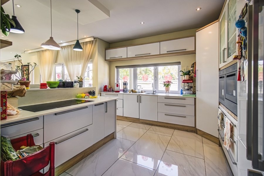 5 Bedroom Property for Sale in Glen Eagle Estate Gauteng