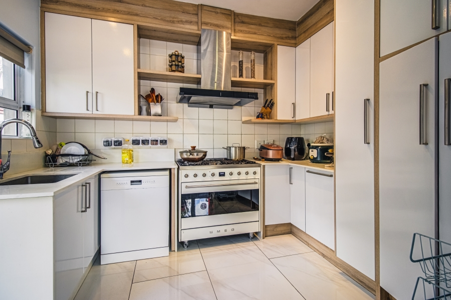 5 Bedroom Property for Sale in Glen Eagle Estate Gauteng