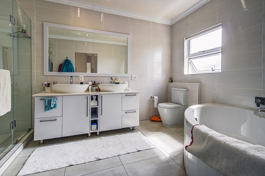 5 Bedroom Property for Sale in Glen Eagle Estate Gauteng