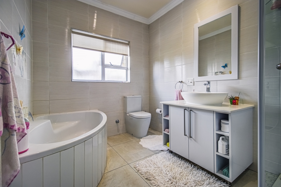 5 Bedroom Property for Sale in Glen Eagle Estate Gauteng