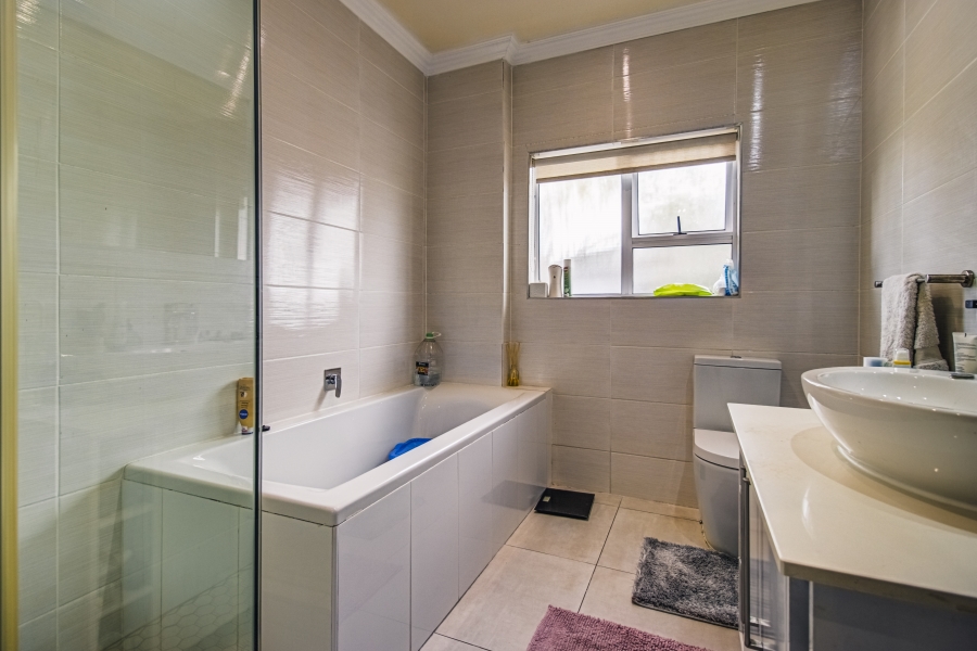 5 Bedroom Property for Sale in Glen Eagle Estate Gauteng