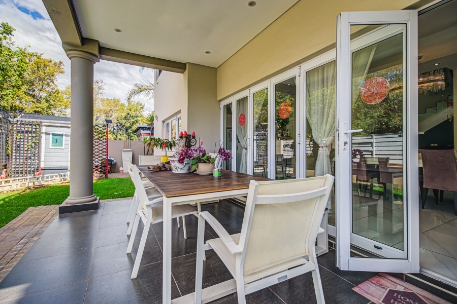 5 Bedroom Property for Sale in Glen Eagle Estate Gauteng