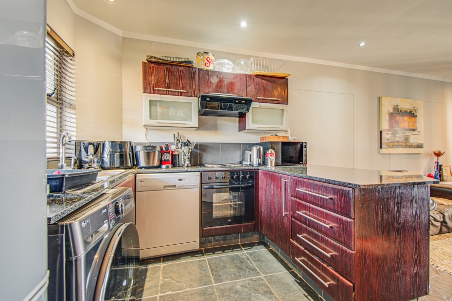 To Let 1 Bedroom Property for Rent in Sandhurst Gauteng