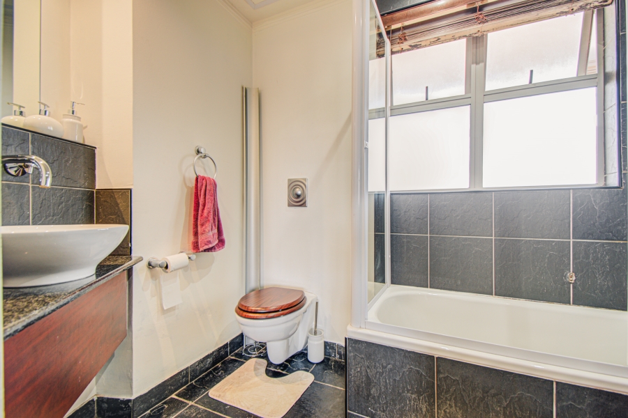 To Let 1 Bedroom Property for Rent in Sandhurst Gauteng
