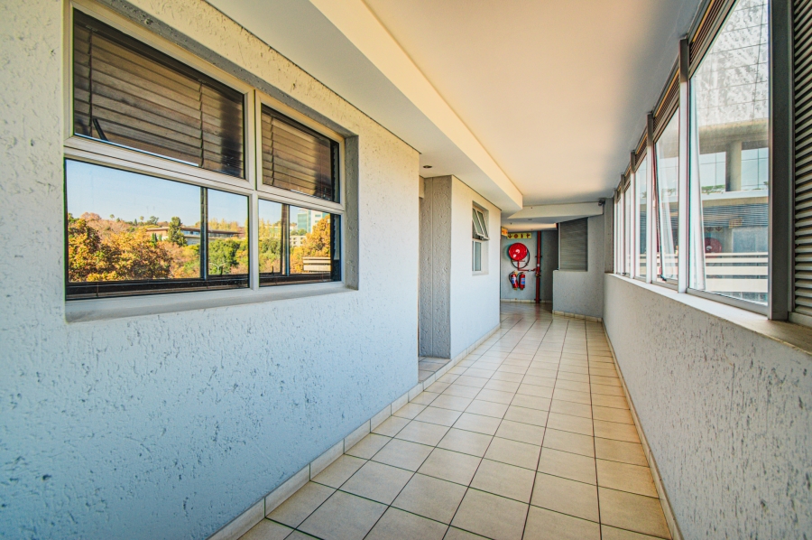 To Let 1 Bedroom Property for Rent in Sandhurst Gauteng
