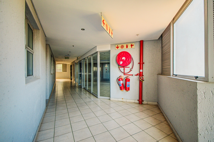 To Let 1 Bedroom Property for Rent in Sandhurst Gauteng