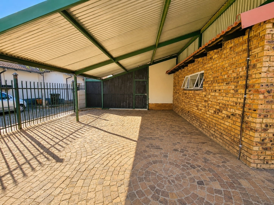 4 Bedroom Property for Sale in Les Marais Gauteng