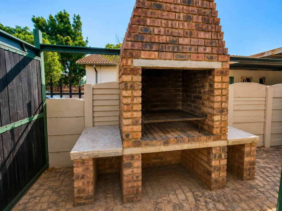 4 Bedroom Property for Sale in Les Marais Gauteng