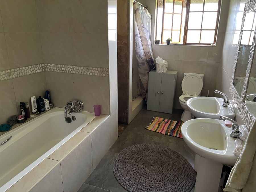 5 Bedroom Property for Sale in Bashewa A H Gauteng