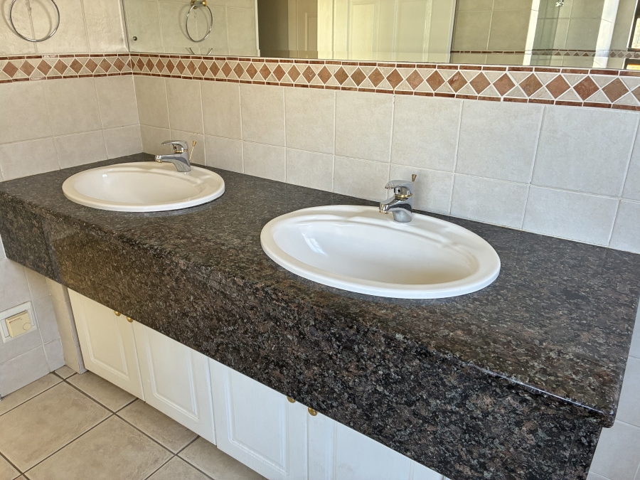 4 Bedroom Property for Sale in Woodhill Estate Gauteng