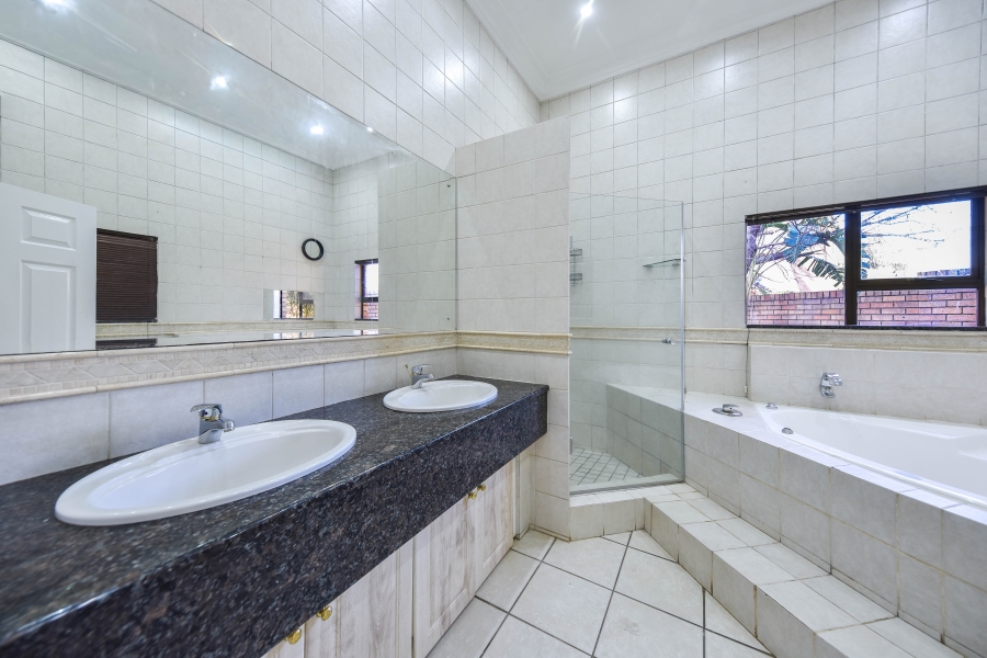 4 Bedroom Property for Sale in Woodhill Estate Gauteng