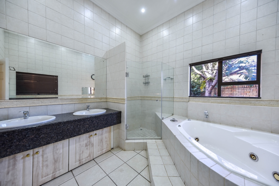 4 Bedroom Property for Sale in Woodhill Estate Gauteng