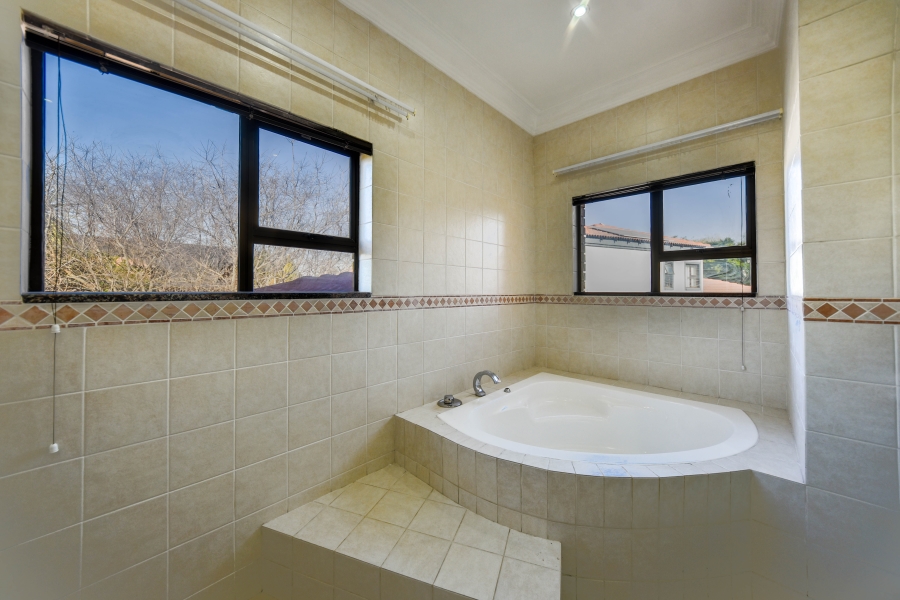 4 Bedroom Property for Sale in Woodhill Estate Gauteng