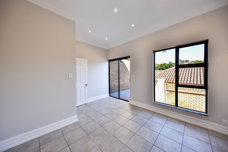 4 Bedroom Property for Sale in Woodhill Estate Gauteng