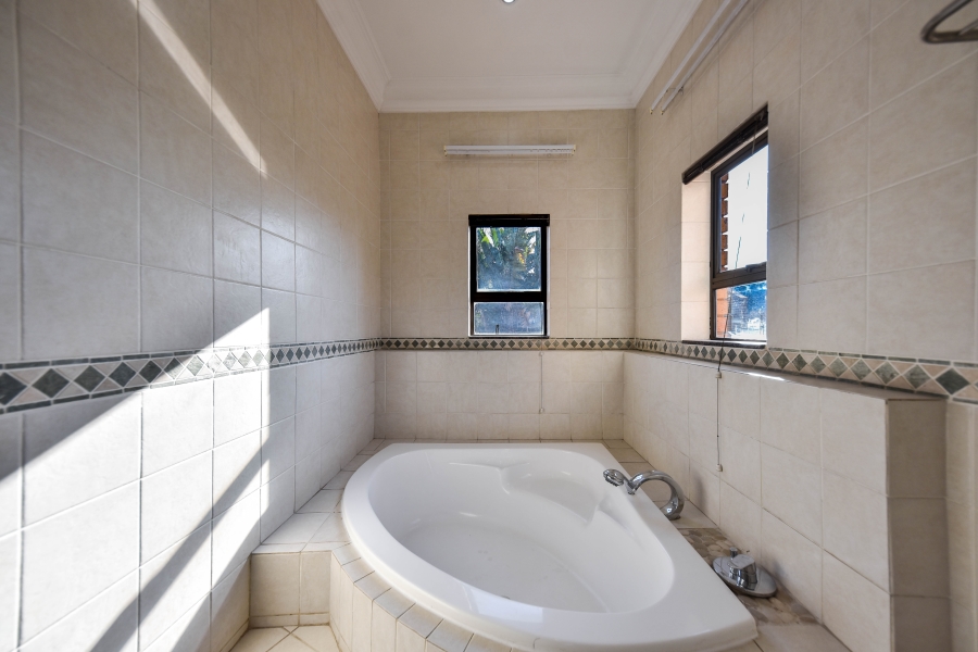 4 Bedroom Property for Sale in Woodhill Estate Gauteng