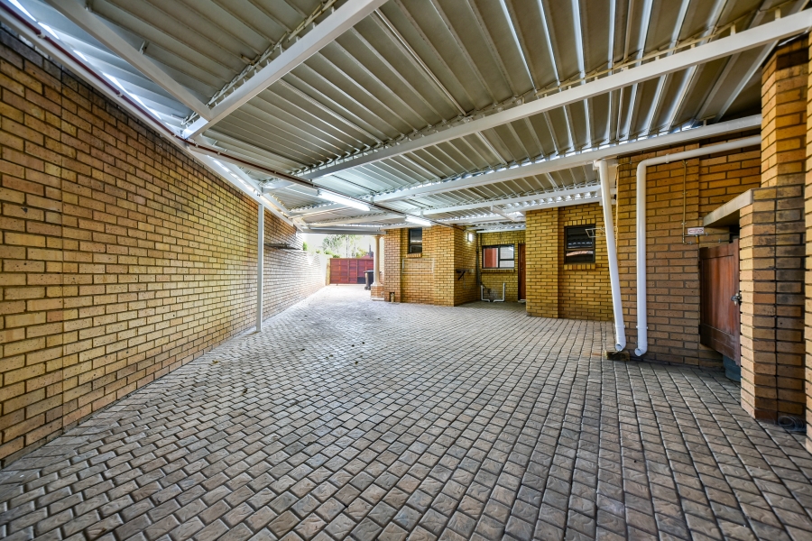 4 Bedroom Property for Sale in Woodhill Estate Gauteng