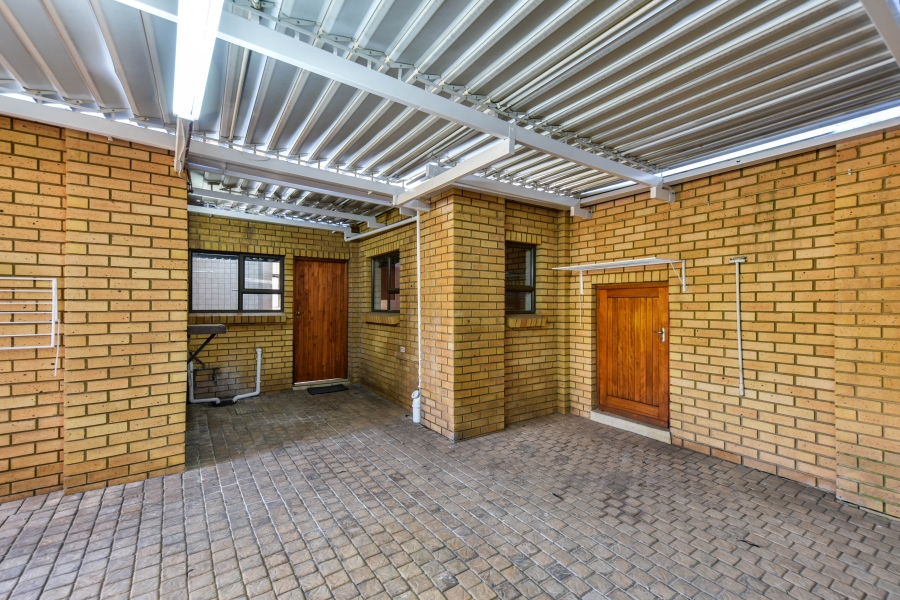 4 Bedroom Property for Sale in Woodhill Estate Gauteng