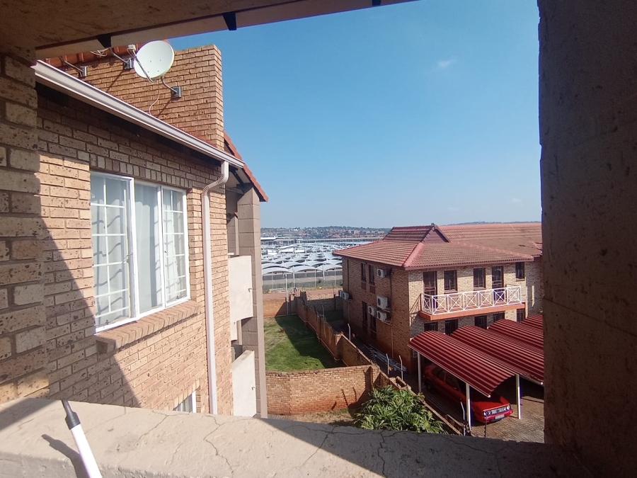 To Let 2 Bedroom Property for Rent in Die Hoewes Gauteng