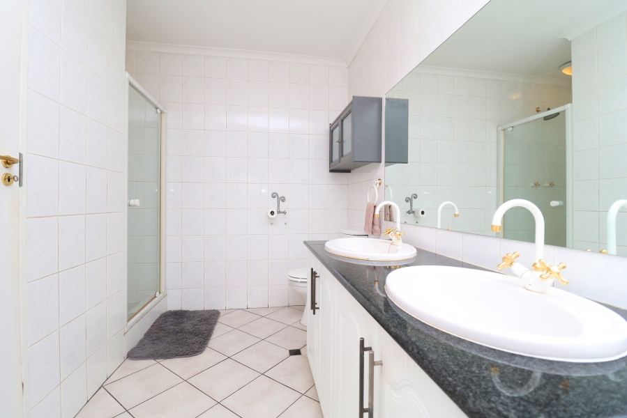 3 Bedroom Property for Sale in Waverley Gauteng