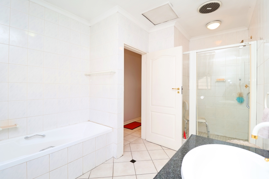 3 Bedroom Property for Sale in Waverley Gauteng