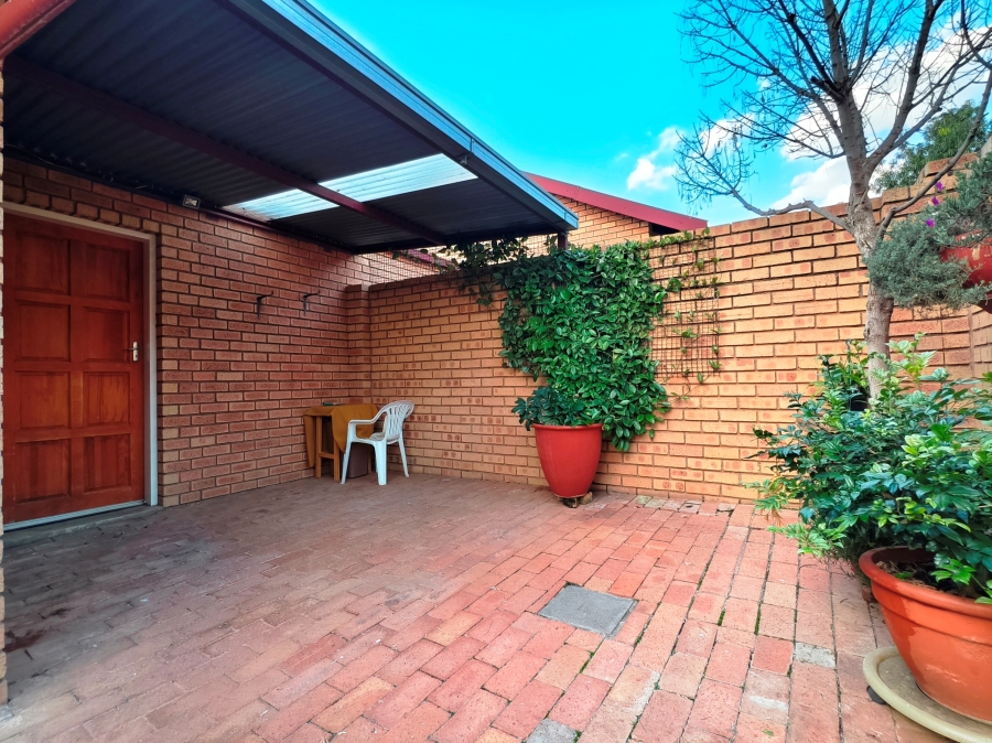 2 Bedroom Property for Sale in The Reeds Gauteng