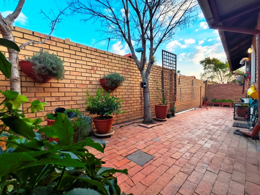2 Bedroom Property for Sale in The Reeds Gauteng