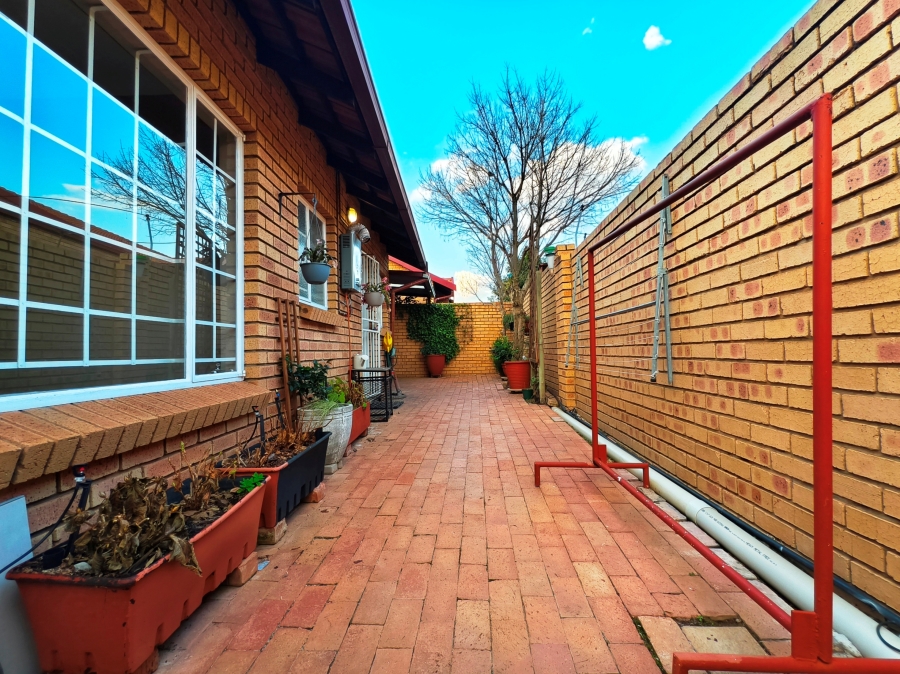 2 Bedroom Property for Sale in The Reeds Gauteng