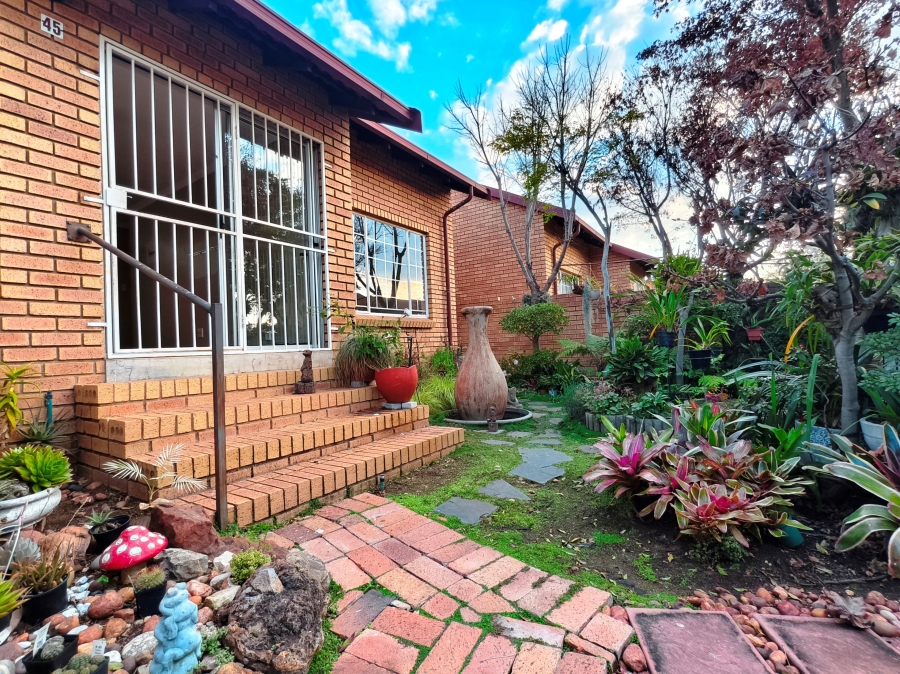 2 Bedroom Property for Sale in The Reeds Gauteng