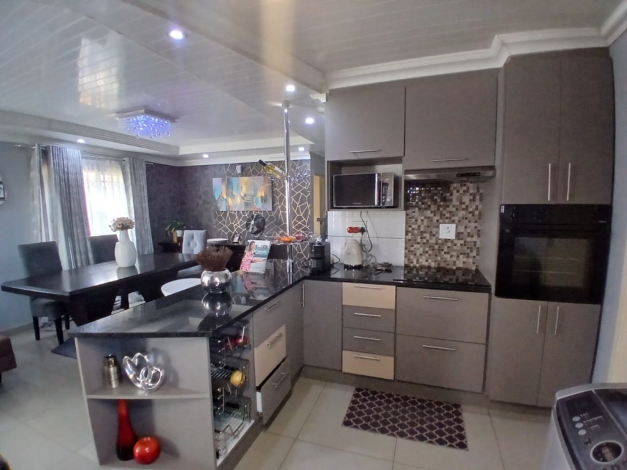 5 Bedroom Property for Sale in Mamelodi East Gauteng