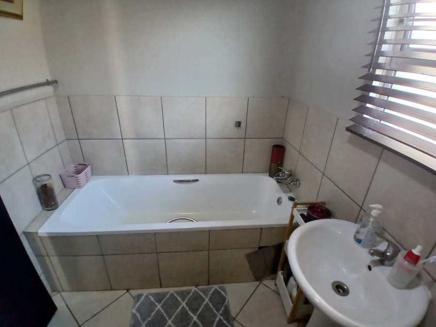 5 Bedroom Property for Sale in Mamelodi East Gauteng