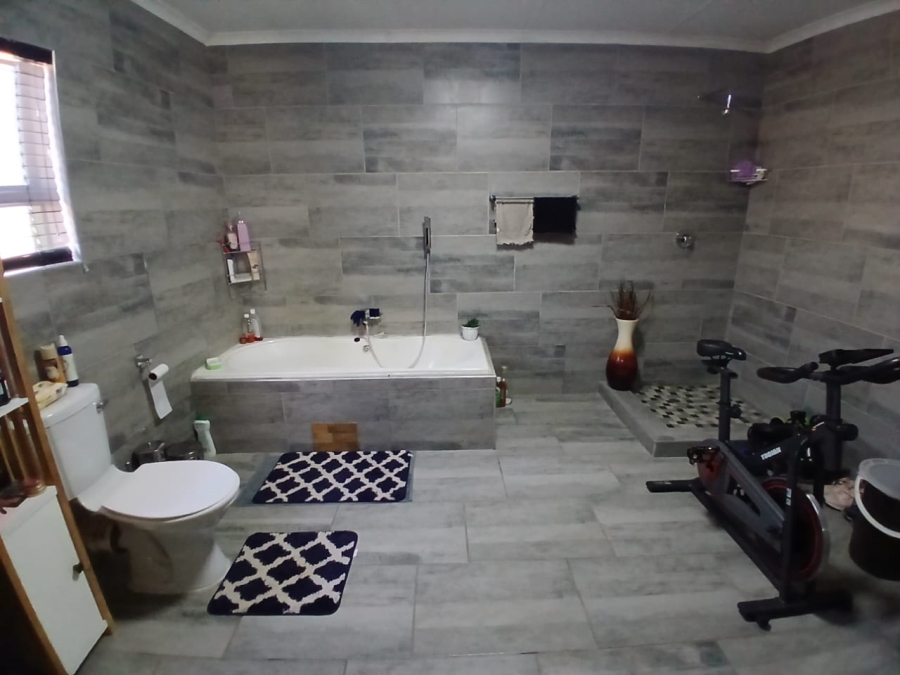 5 Bedroom Property for Sale in Mamelodi East Gauteng