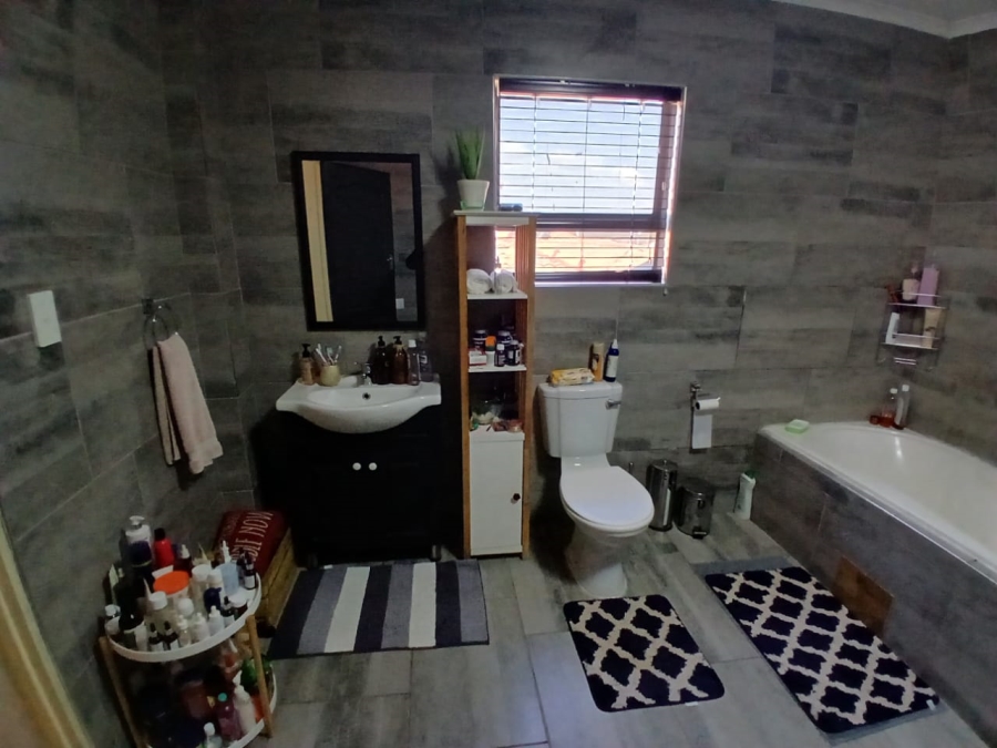 5 Bedroom Property for Sale in Mamelodi East Gauteng