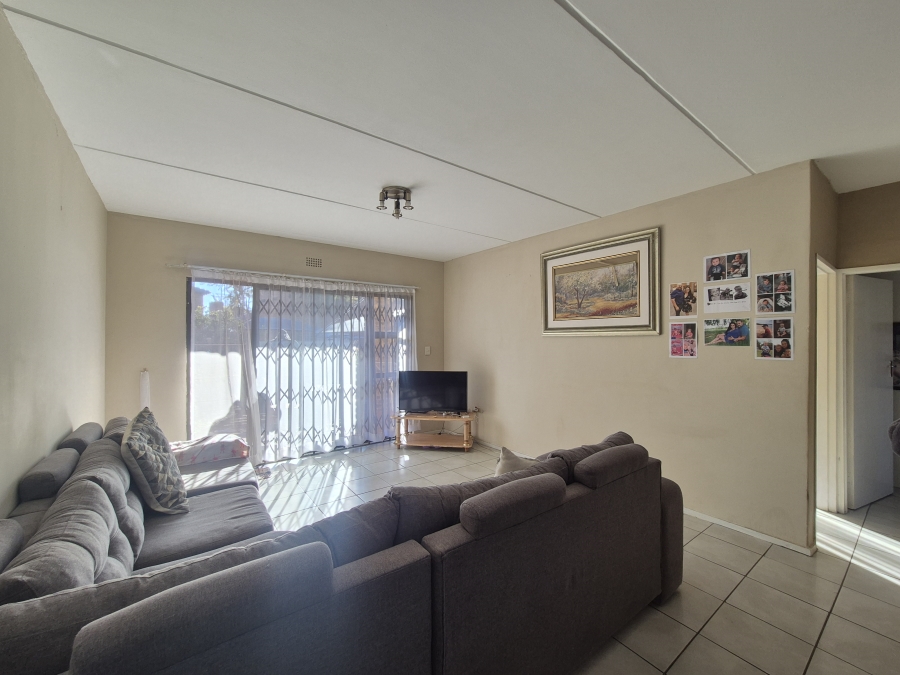 To Let 2 Bedroom Property for Rent in Sonneveld Gauteng