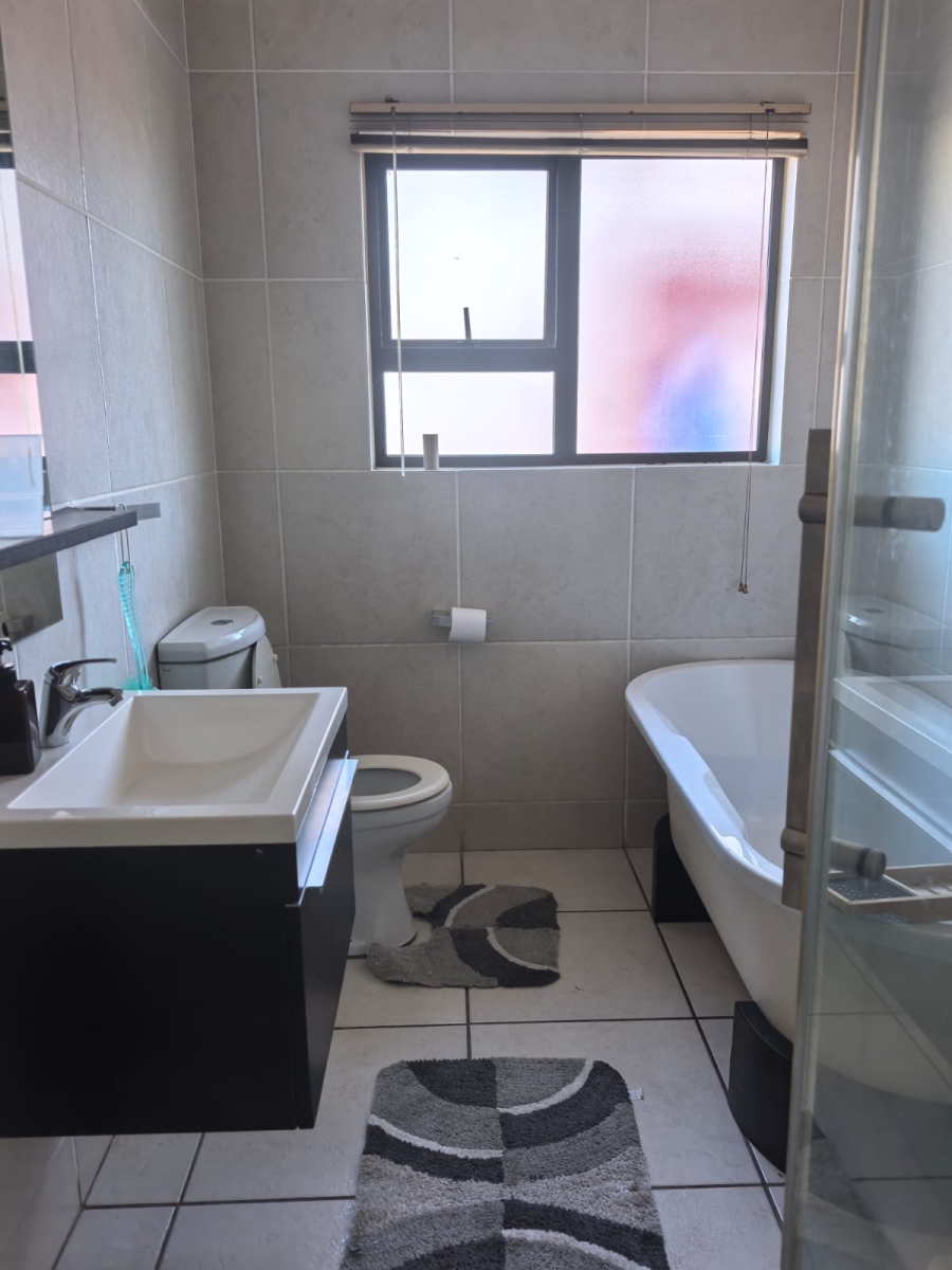 To Let 2 Bedroom Property for Rent in Noordwyk Gauteng