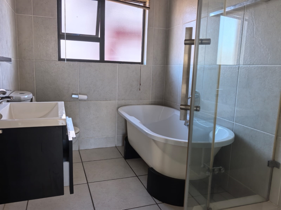 2 Bedroom Property for Sale in Noordwyk Gauteng