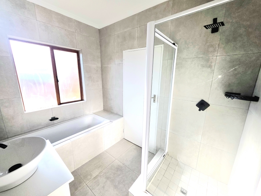 3 Bedroom Property for Sale in Noordwyk Gauteng