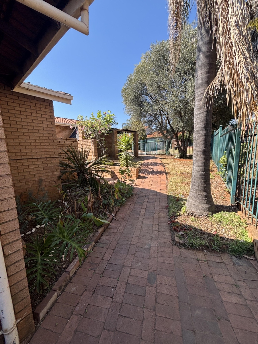 To Let 3 Bedroom Property for Rent in Garsfontein Gauteng