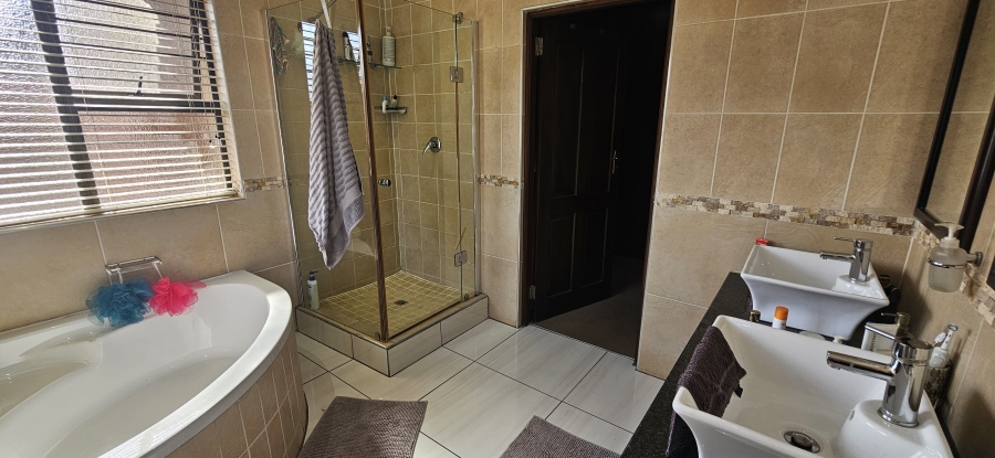 3 Bedroom Property for Sale in Three Rivers Proper Gauteng