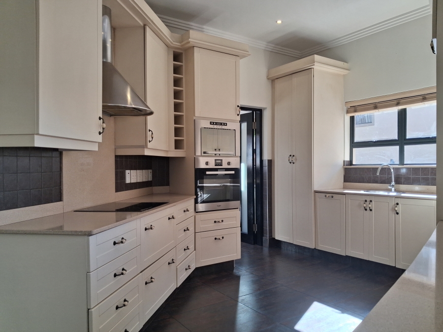 5 Bedroom Property for Sale in Greenstone Hill Gauteng