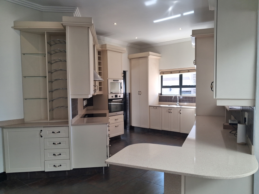 5 Bedroom Property for Sale in Greenstone Hill Gauteng