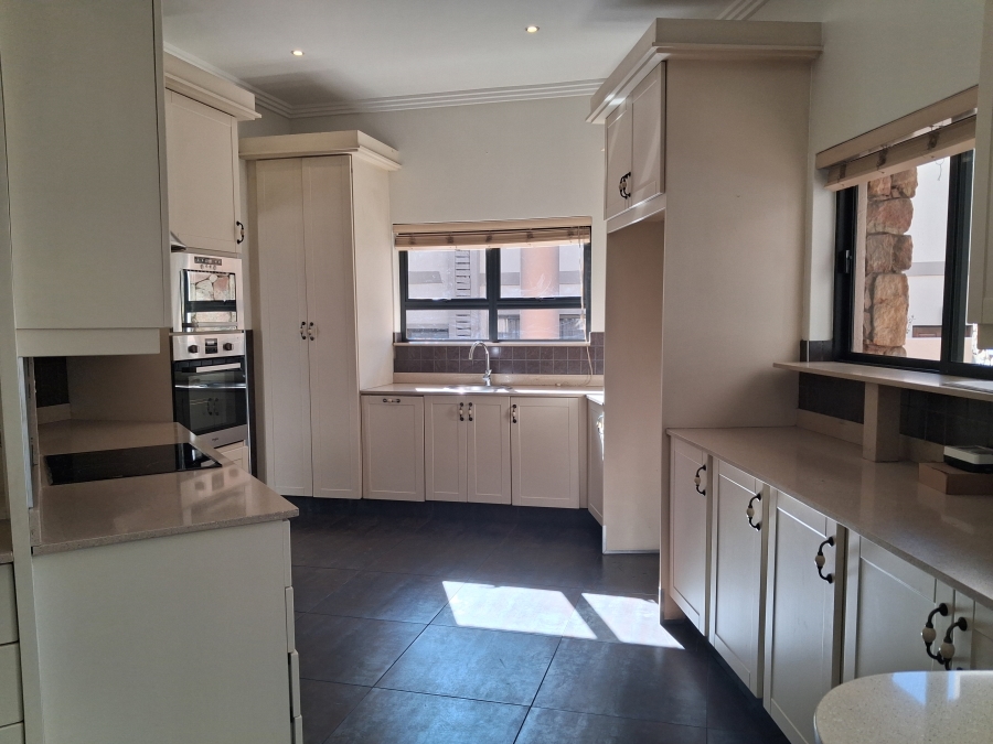 5 Bedroom Property for Sale in Greenstone Hill Gauteng