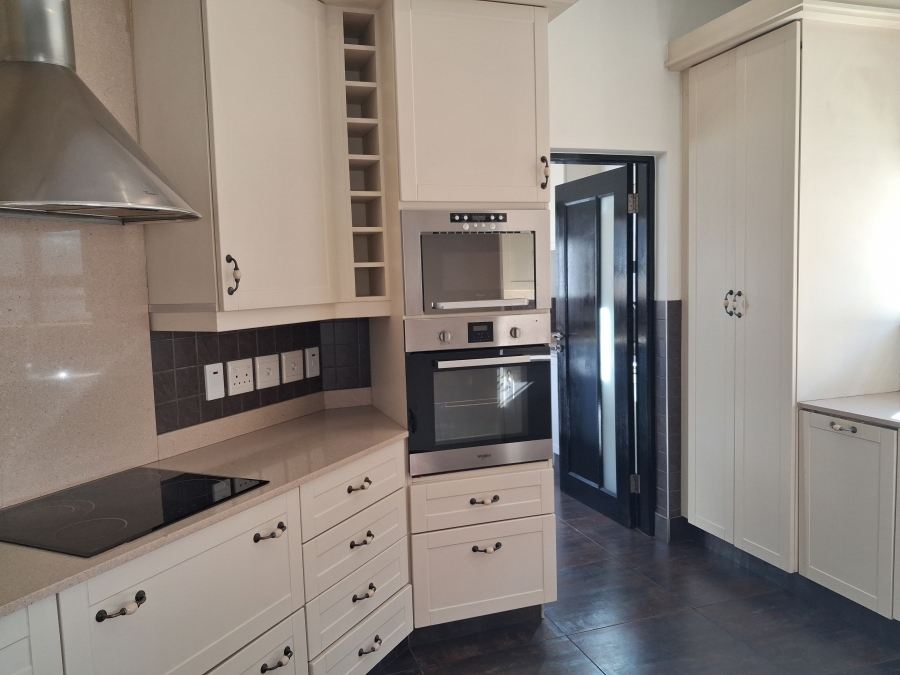 5 Bedroom Property for Sale in Greenstone Hill Gauteng